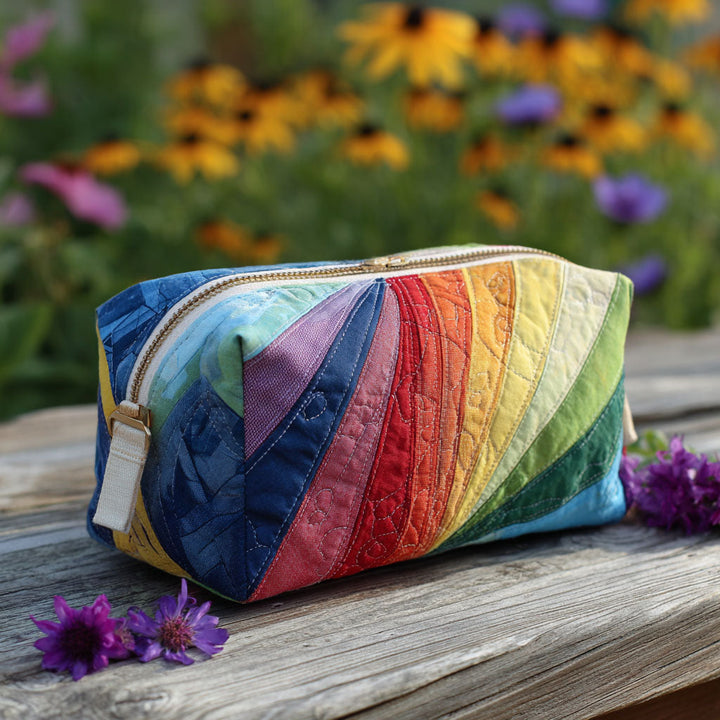 Bethany – Gewatteerde toilettas met vloeiende regenboog