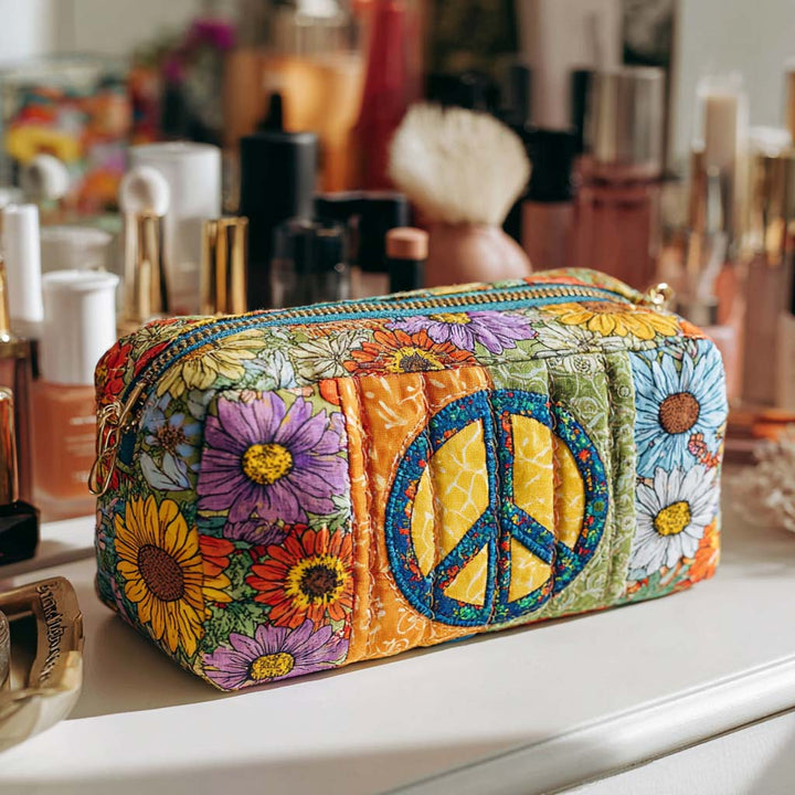 Lucia – Gewatteerde toilettas met flowerpowerbusje